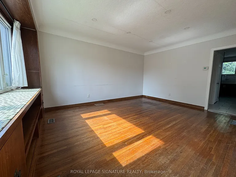 282 E 18th St #UPPER — Photo 4