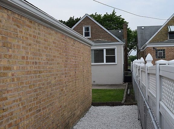 4th image of 6040 W Cornelia Ave