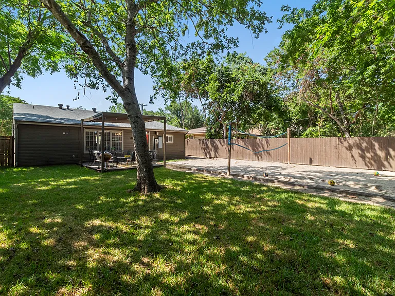 102 Moss St — Photo 28