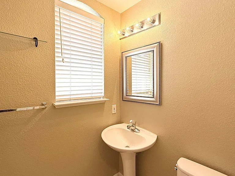 401 Skylark Ct — Photo 13
