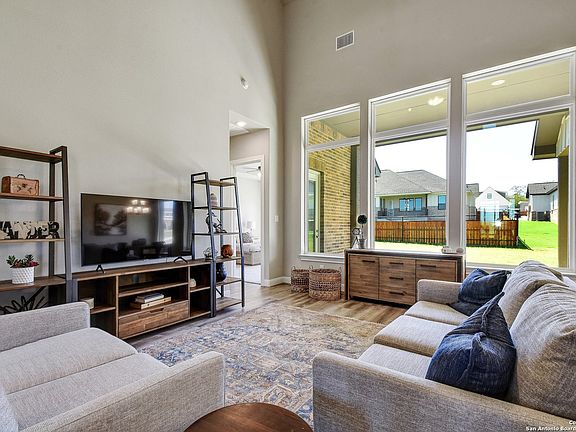 5th image of 141 W Magnolia Cir
