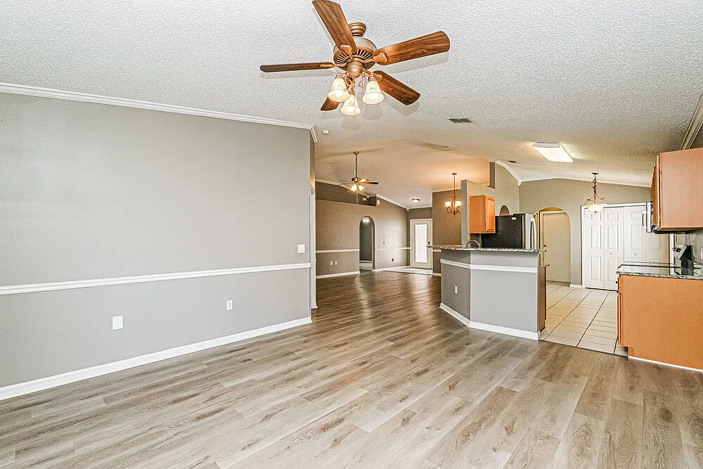 3 bed, 2.0 bath, 1617 sqft, $2,035 — Photo 4