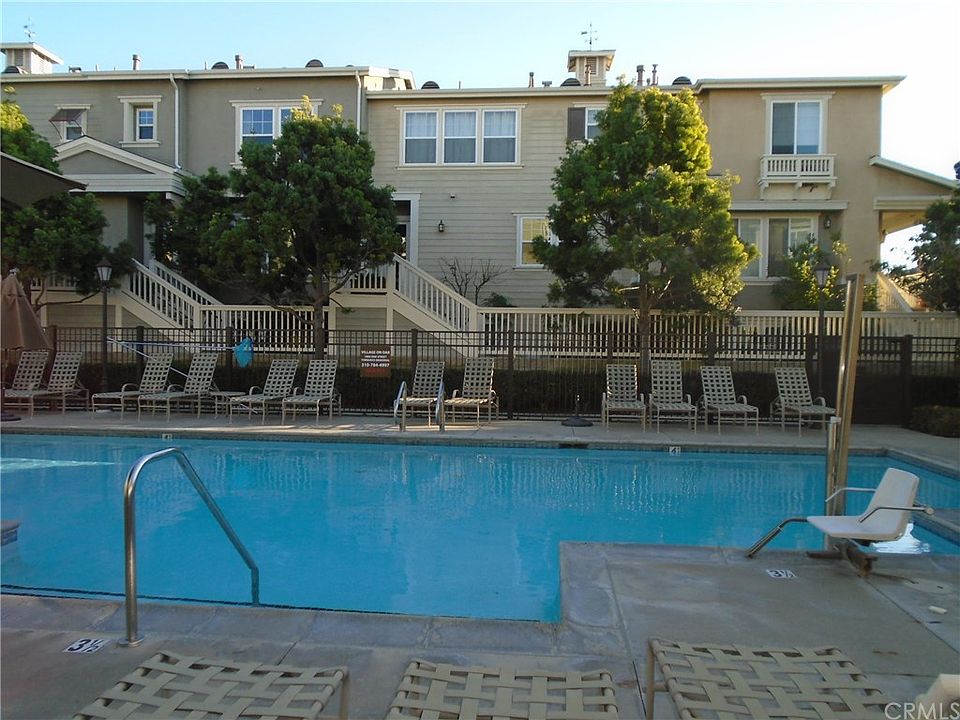 1st image of 1800 Oak St Unit 201