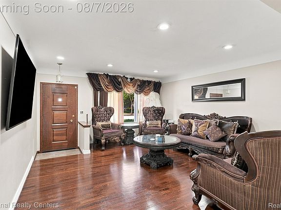 4th image of 33625 Kennedy Dr