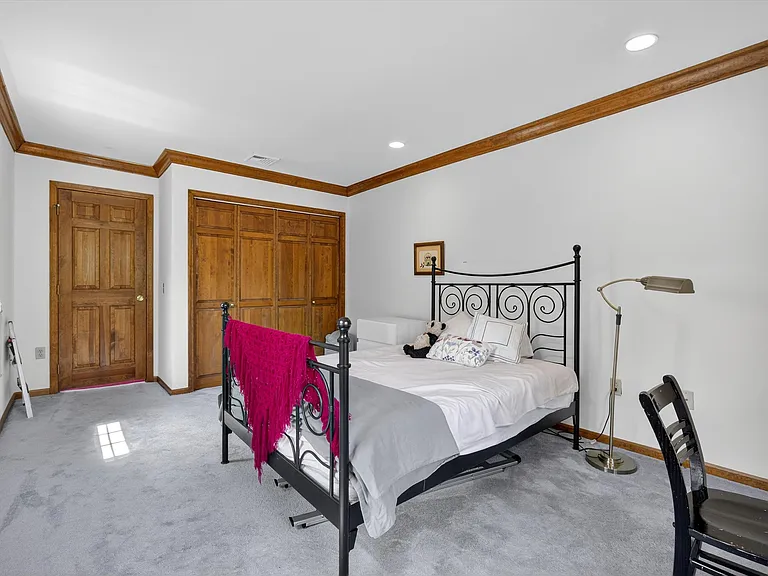 92 Brook Hollow Dr — Photo 32