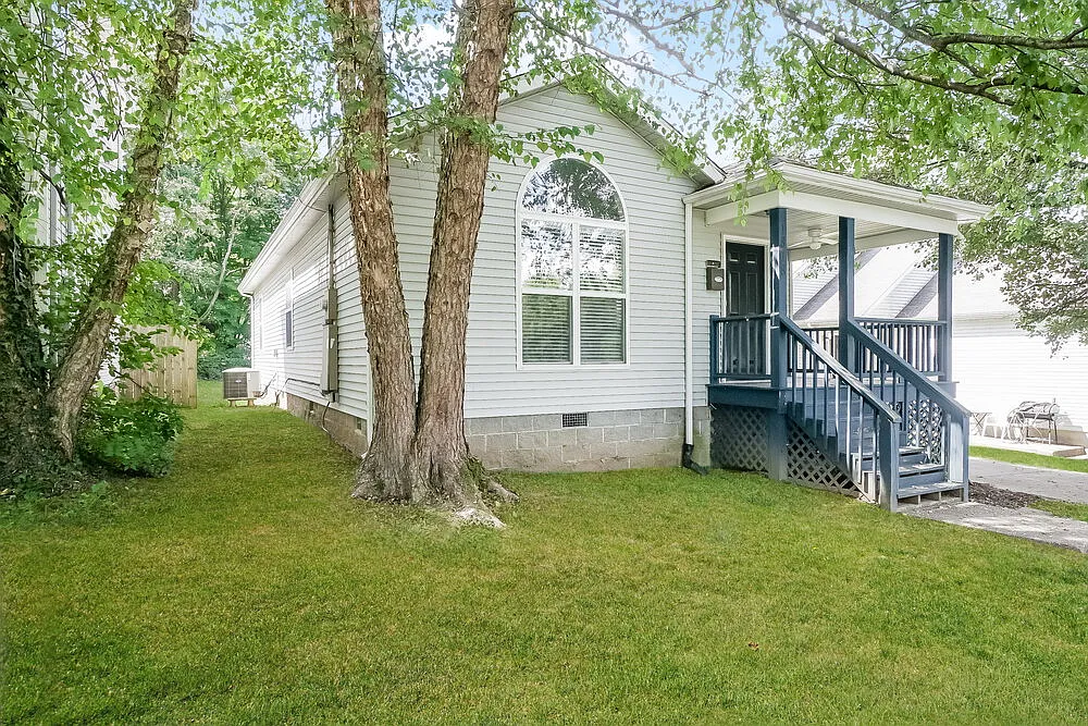 3 bed, 2.0 bath, 1296 sqft, $1,850 — Photo 2