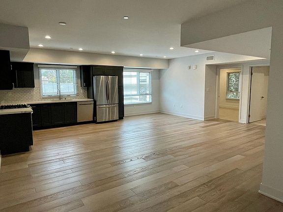 4th image of 137 S Wilson Ave Unit 302