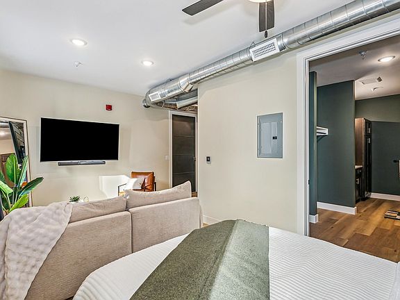 4th image of 213-215 S Hydraulic Ave #606