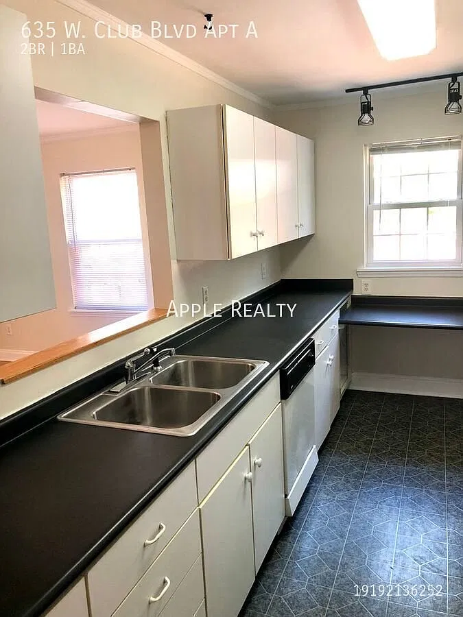 635 W Club Blvd Apt A - 2 Bedroom duplex with deck — Photo 4