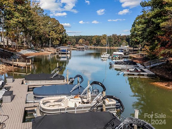 2nd image of 127 Lynn Cove Ln
