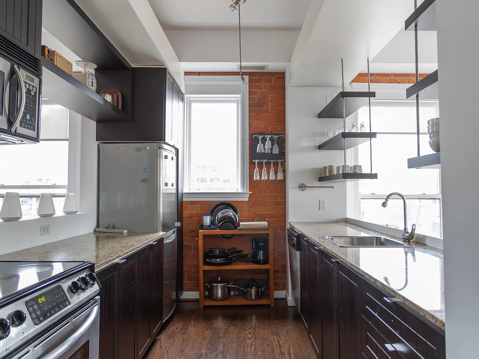 915 King 406 — Photo 1