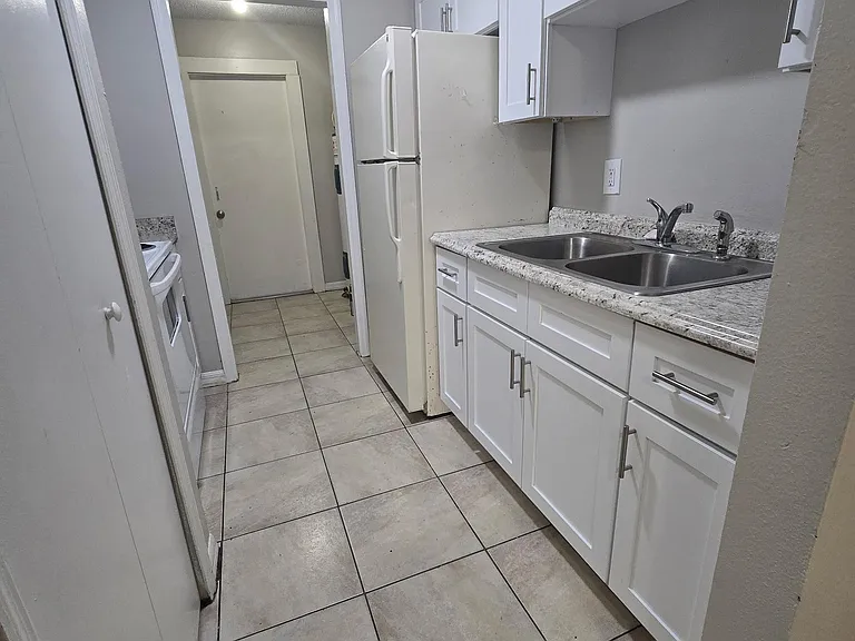 2212 Florida Dr #2 — Photo 3