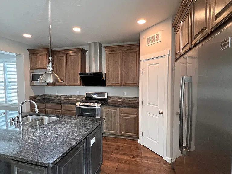 665 Hunter St — Photo 3