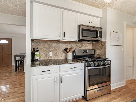 4th image of 28940 Beechwood Dr