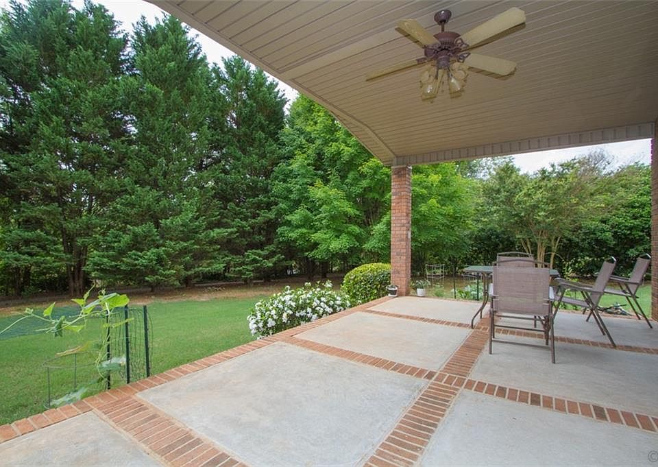 2nd image of 110 Knollwood Dr