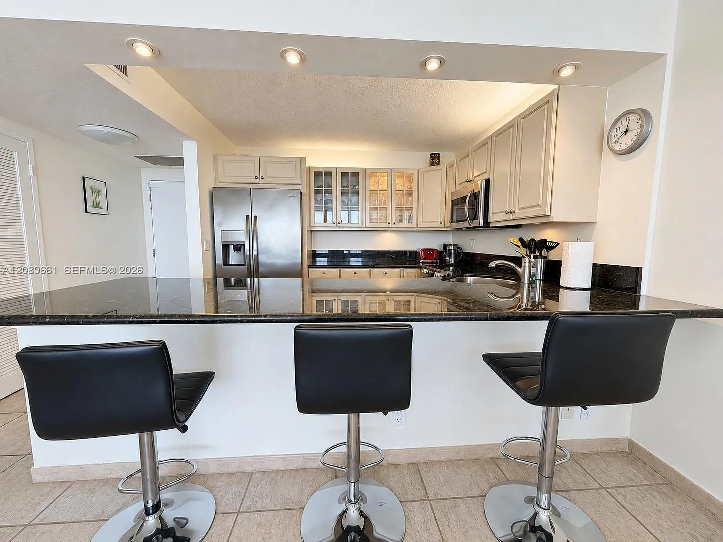 Sea Air Towers Condo — Photo 4