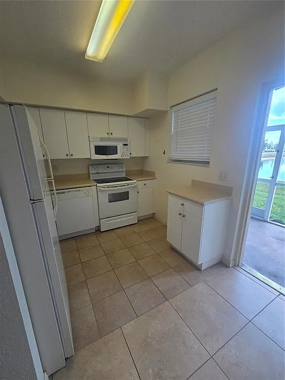 2 bed, 2.0 bath, 932 sqft, $1,285 — Photo 2
