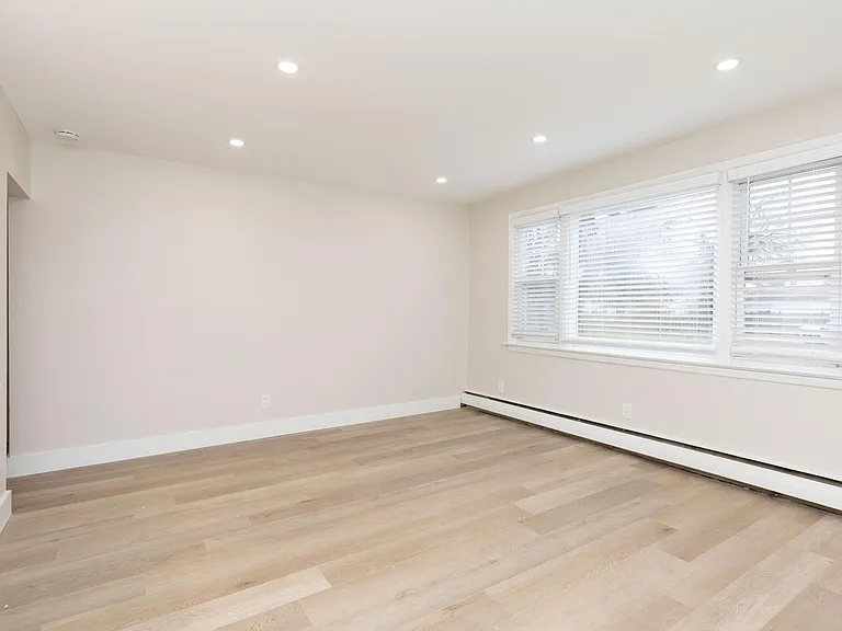 Rose Garden Apartments — Photo 6