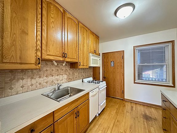 3rd image of 4305 N Francisco Ave #J1