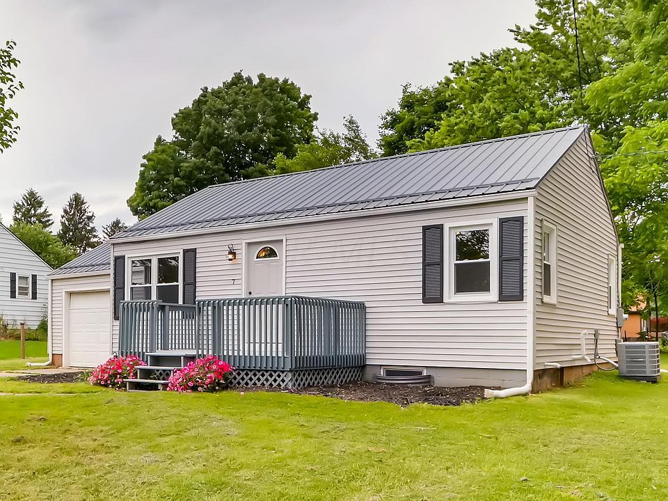 1st image of 7 Lakeview Dr