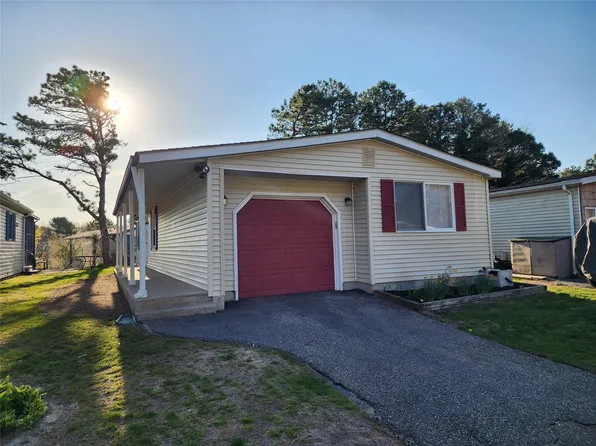 132 Village Circle W, Manorville, NY 11949