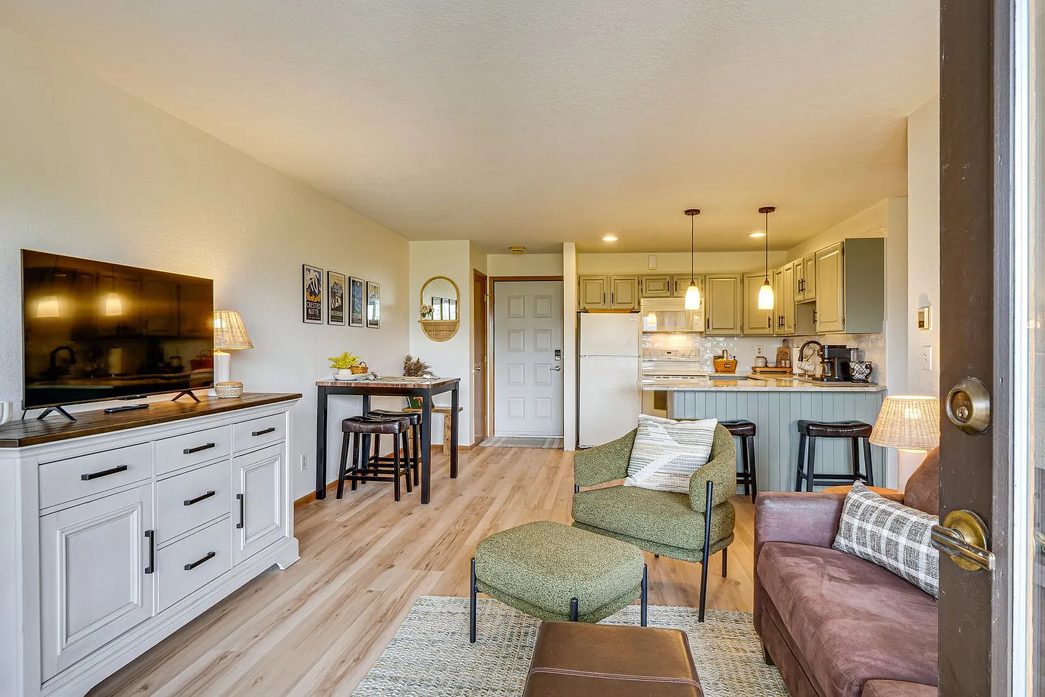 1 bed, 2.0 bath, 592 sqft, $2,967 — Photo 2