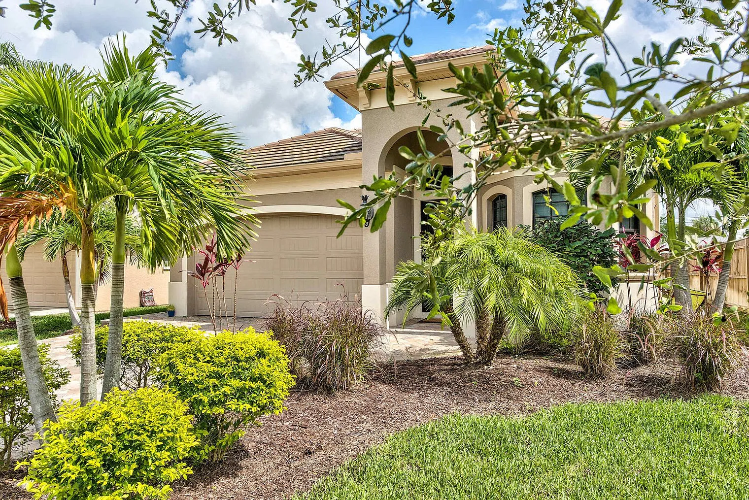 3 bed, 3.0 bath, 2002 sqft, $5,305 — Photo 3
