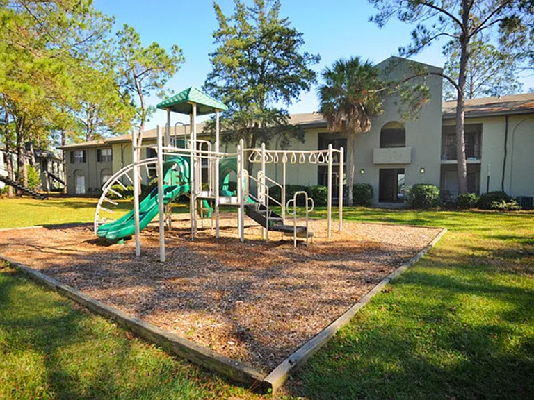 Oasis Club Apartments — Photo 16