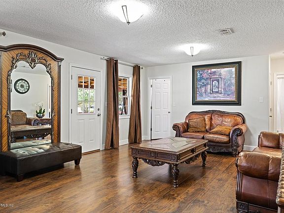 5th image of 2115 Lake Dr