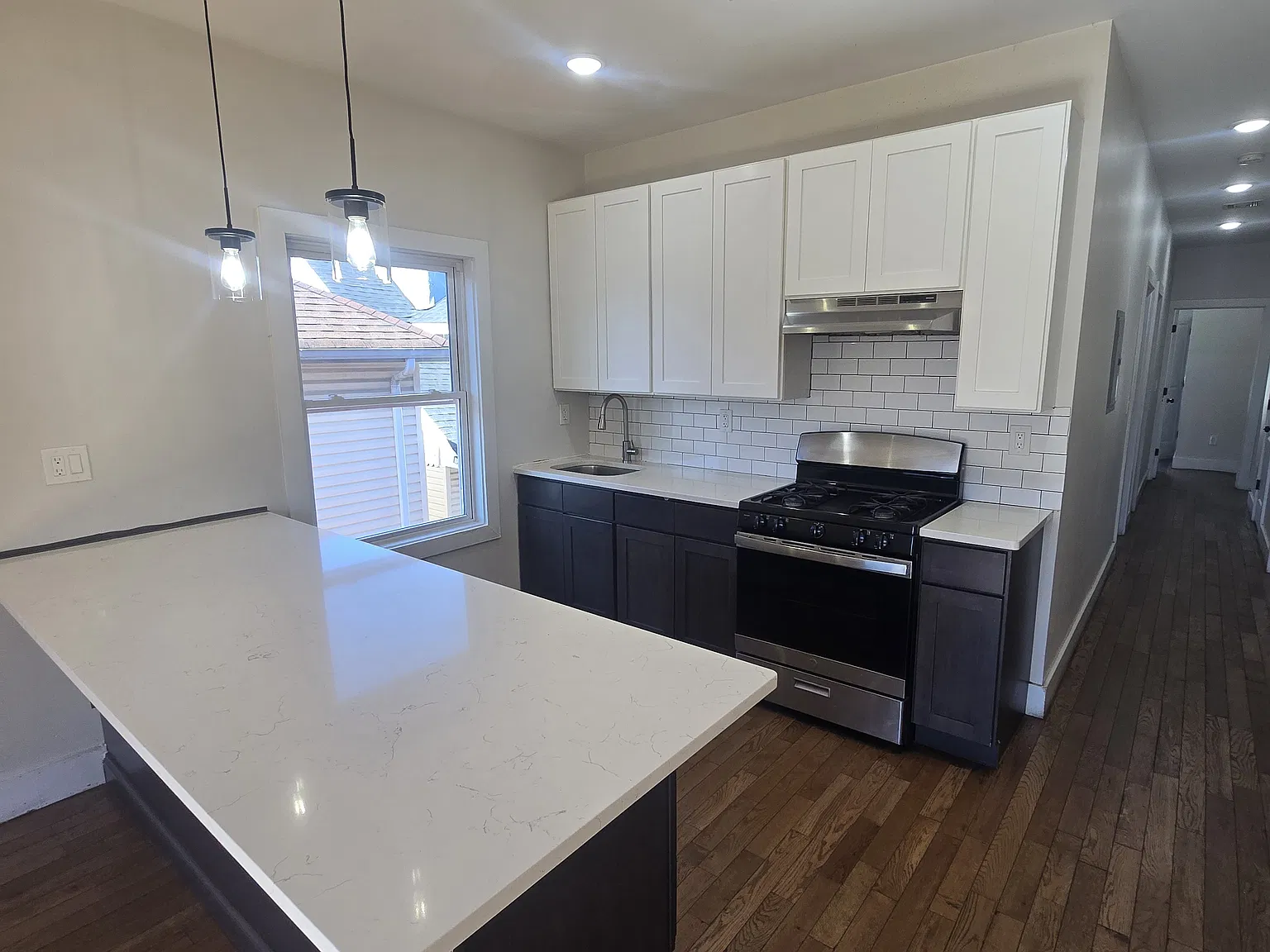 4 bed, $2,600 — Photo 1
