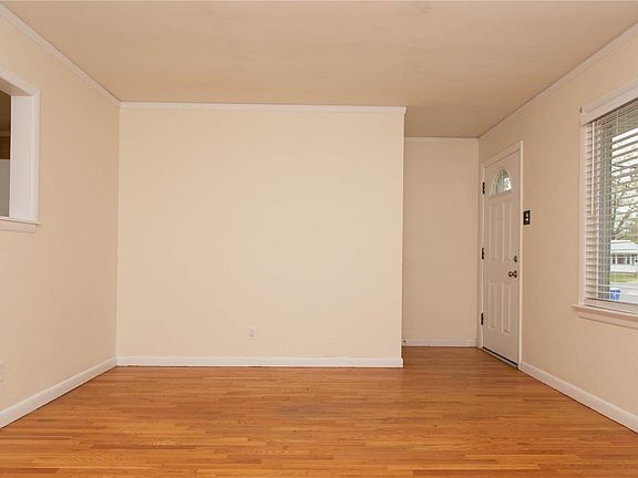 3rd image of 1012 Loekes Dr