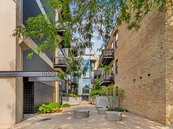 1800 W Grace St APT 323, Chicago, IL 60613