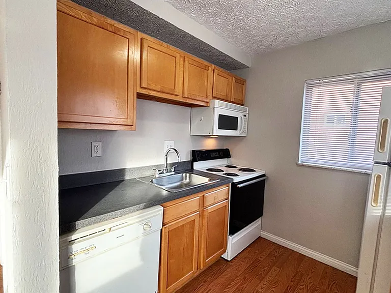 555 Lowell Ave — Photo 1