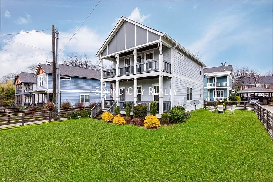 Available for November 2026 Move- 3BR 3 full baths, two story home with covered parking, hardwood... — Photo 2
