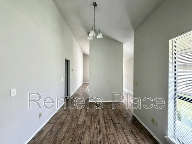 3 bed, 2.0 bath, 1285 sqft, $1,350 — Photo 4