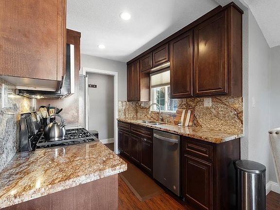 4th image of 6721 Lincoln Oaks Dr