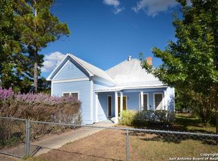 408 N Washington Dr, Devine, TX 78016