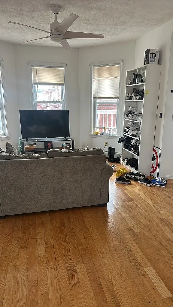 3 bed, 1100 sqft, $2,950 — Photo 2
