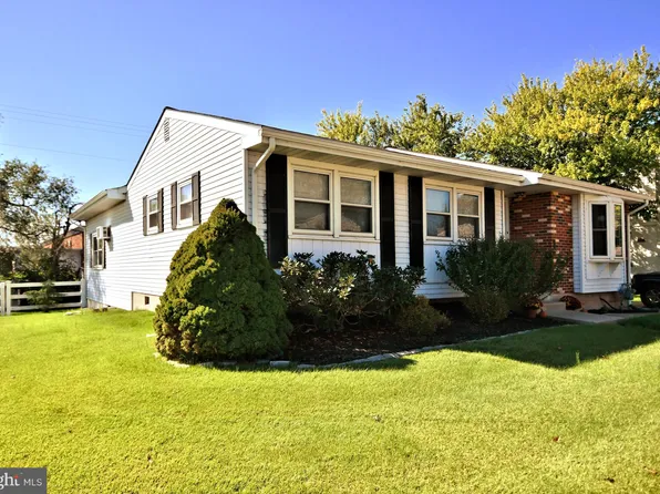 1 Maplewood Ct, Douglassville, PA 19518