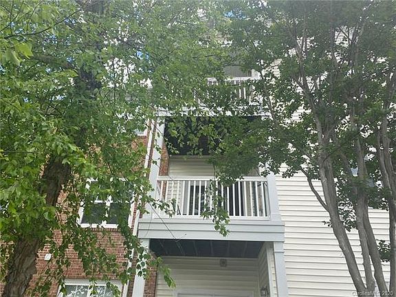 4th image of 9869 Hyde Glen Ct