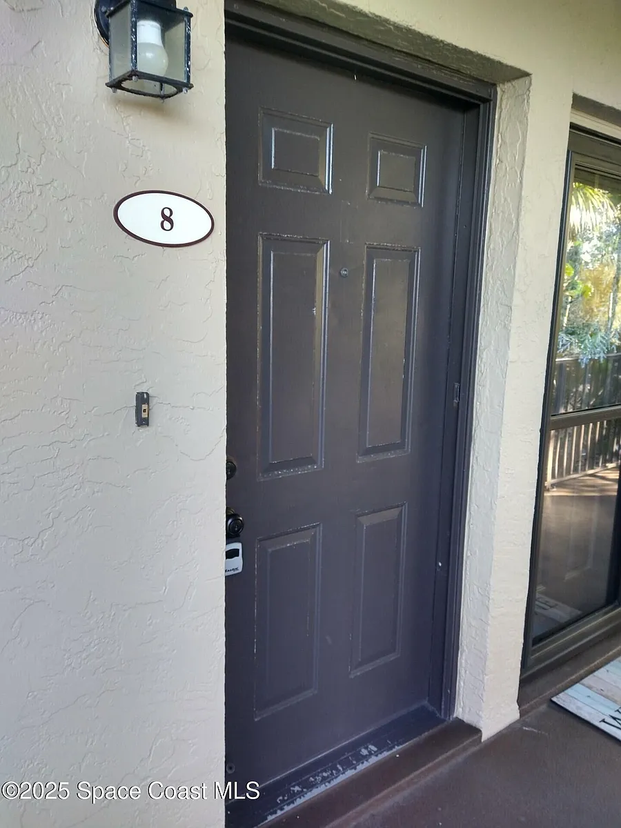 Building Photo - 1020 Pinetree Dr #8