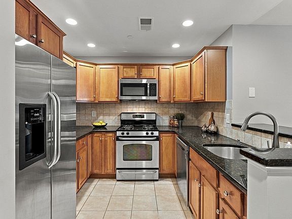 4th image of 120 Wyllis Ave #104