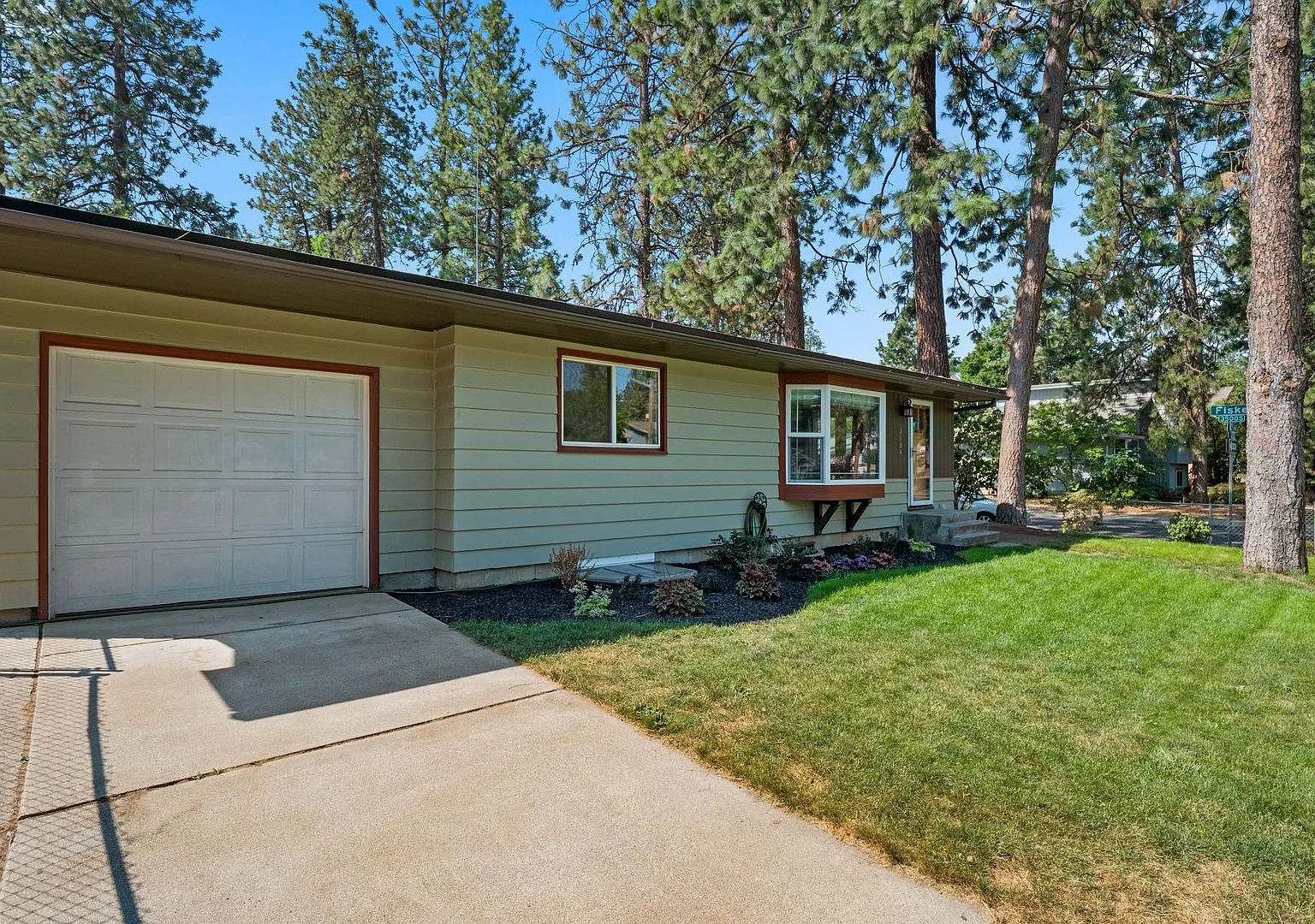 **Free Month of Rent** South Hill Corner Lot 5 Bed 1 Bath updated Home Available NOW — Photo 3