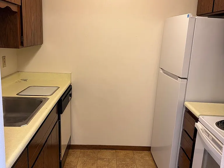 433 Meadowridge Cir — Photo 2