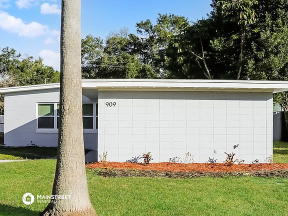 2nd image of 909 Crestwood Ln
