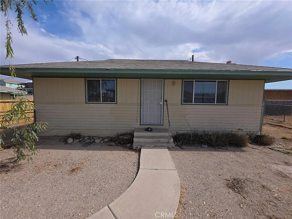 3 bed, 895 sqft, $1,300 — Photo 1