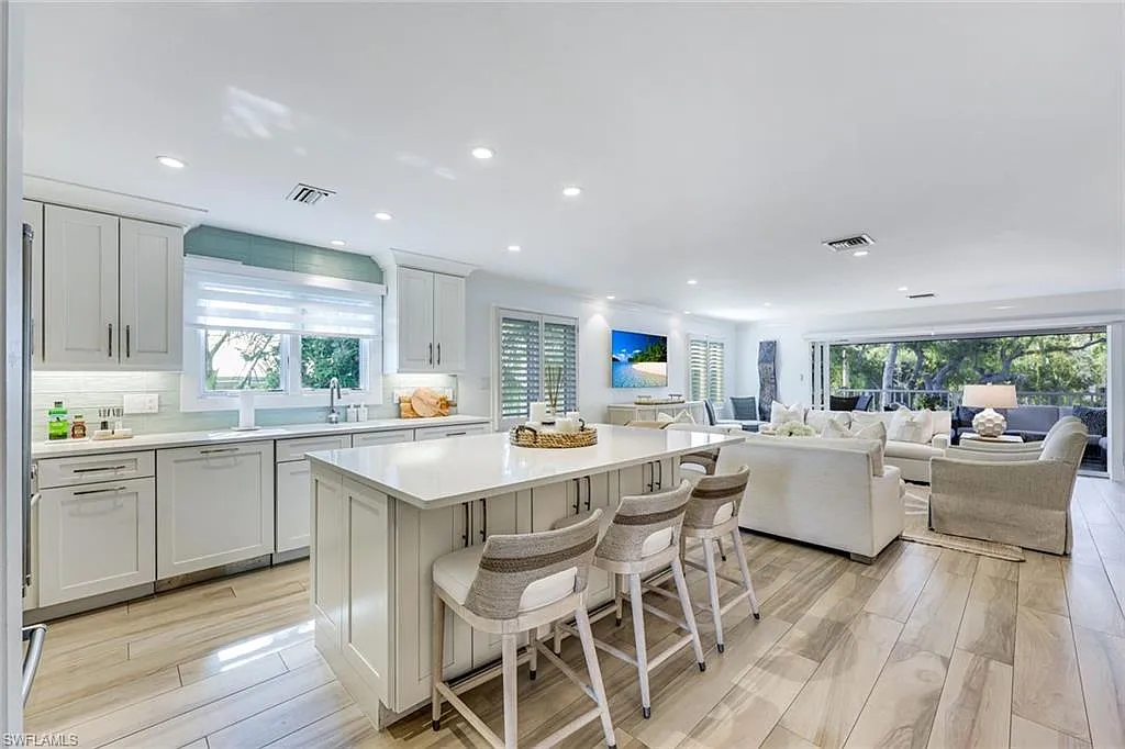 2 bed, 3.0 bath, 1900 sqft, $10,000 — Photo 2