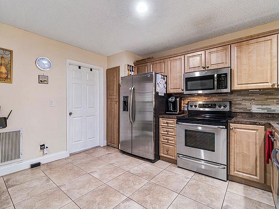 3rd image of 2102 Maplewood Dr