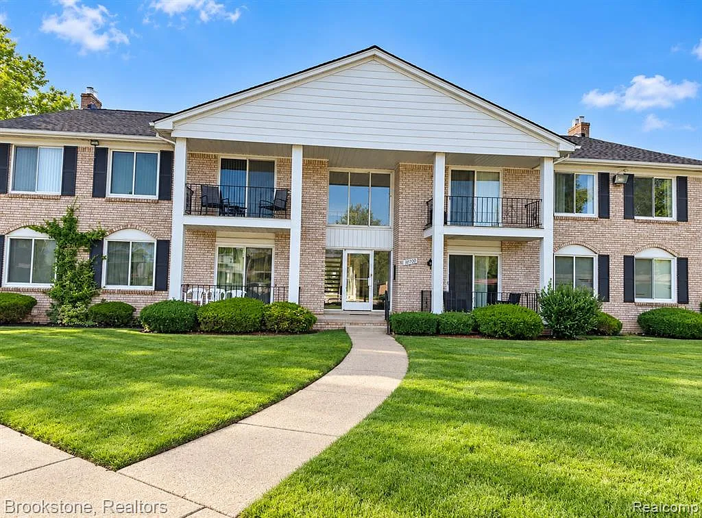 2 bed, 1.5 bath, 900 sqft, $1,300 — Photo 1