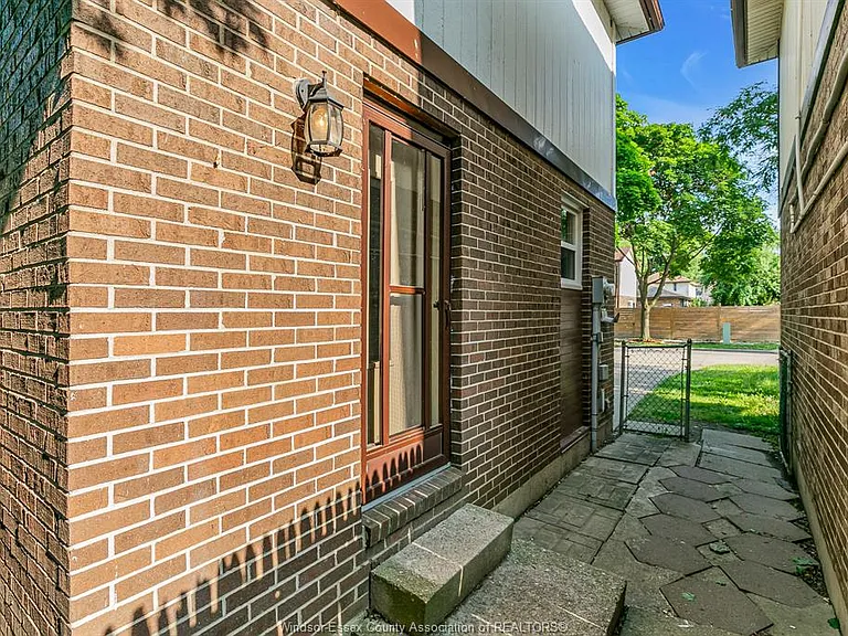 9020 Conway Ct — Photo 30